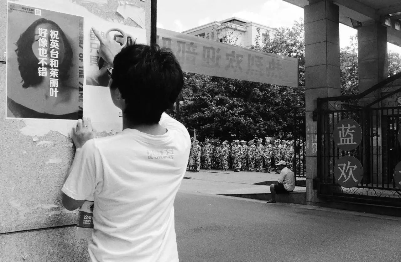 酷儿论坛志愿者在校园内张贴海报