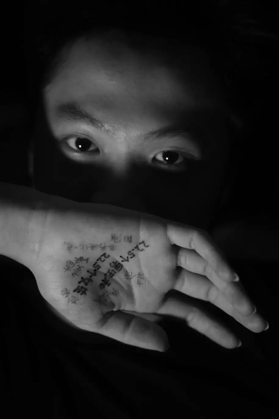 梁莹非《抹不去的痛——欺凌阴影下的校园“同志”》中的摄影作品。