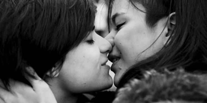 《直女接吻》，图片来源：Sociology for the Public